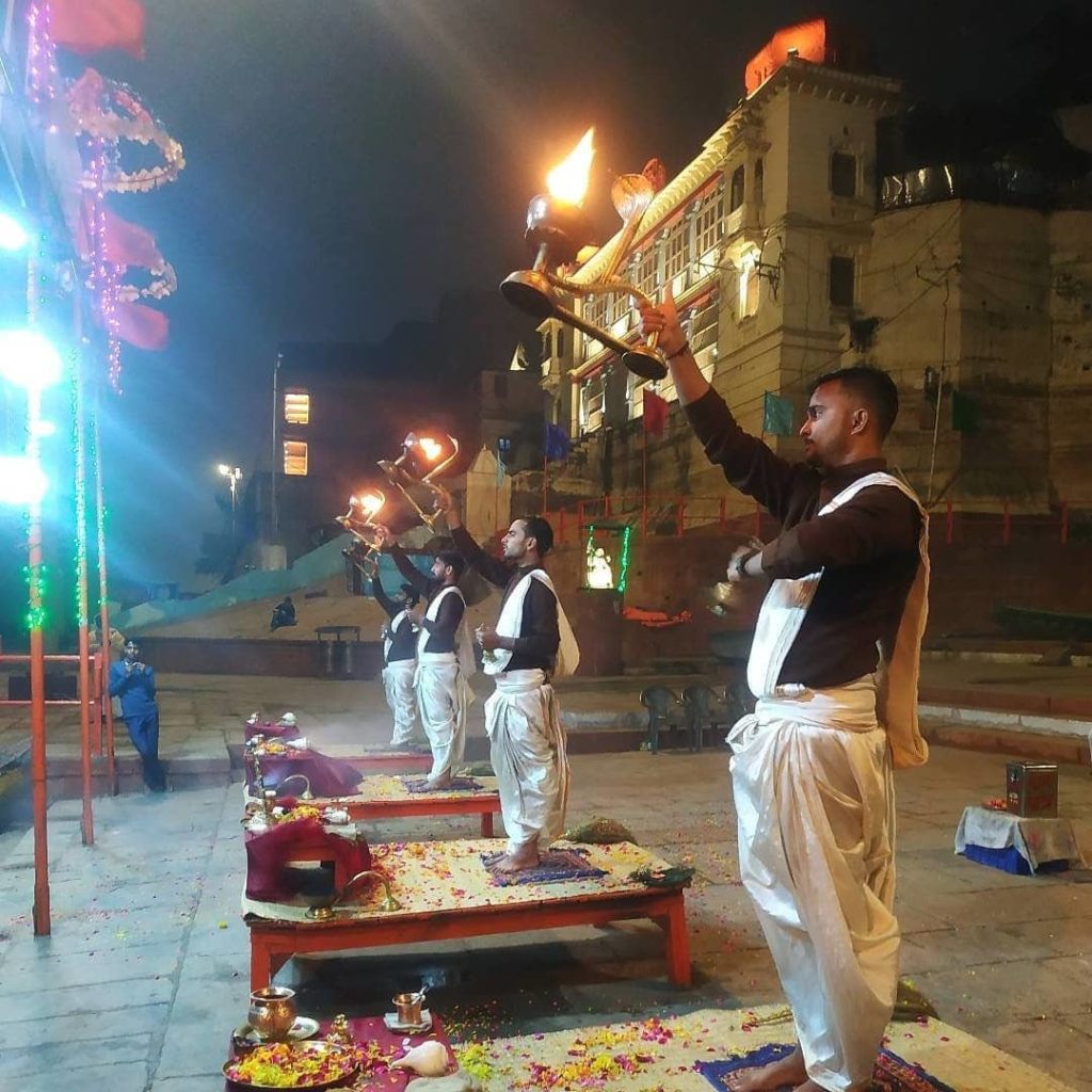 Cérémonie Arti, sur les bords du Gange a Varanasi en Inde