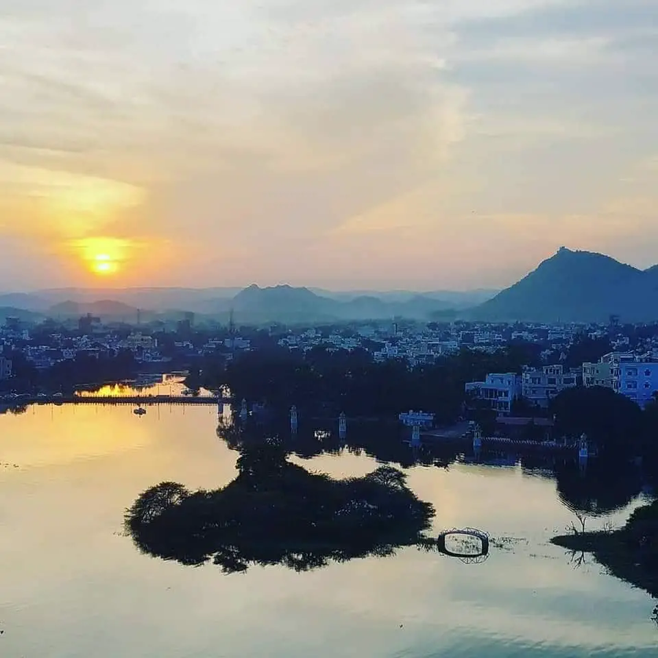 Coucher de soleil sur le lac Pichola a Uda