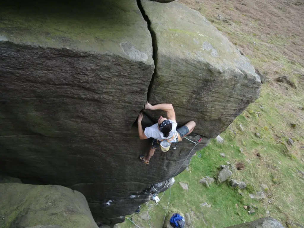 Alexis Guérin grimpant à Peak District dans Block and Tackle E6 6c