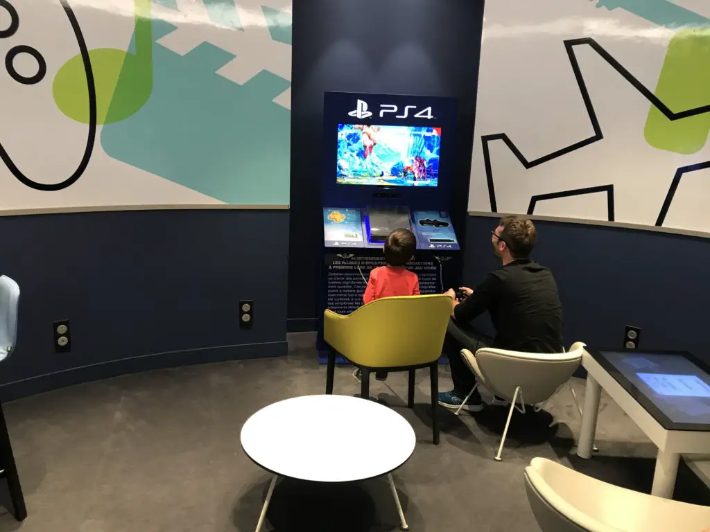 Salle de jeu au salon Air France entre 2 avions