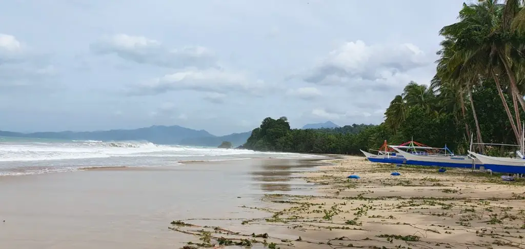 Plage de Sabang aux Philippines sous la grisaille, mais tout de même superbe