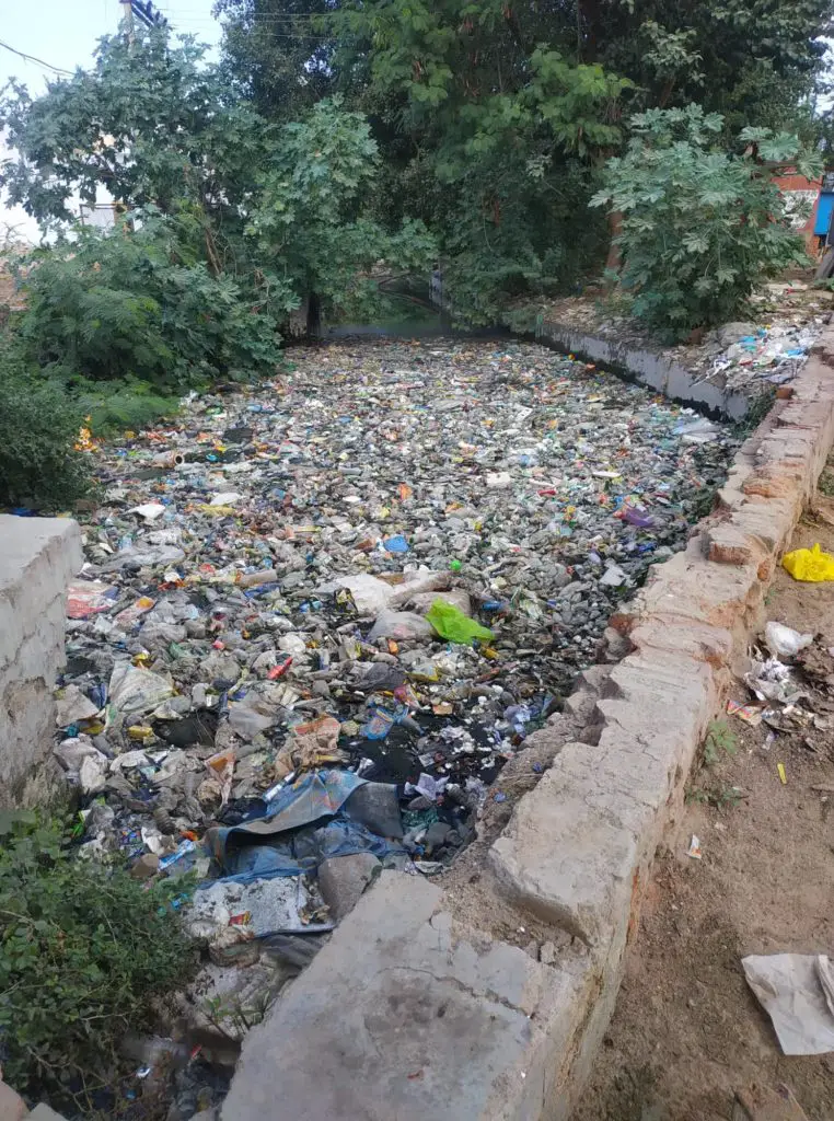 Pollution dans une rue de Bikaner en Inde