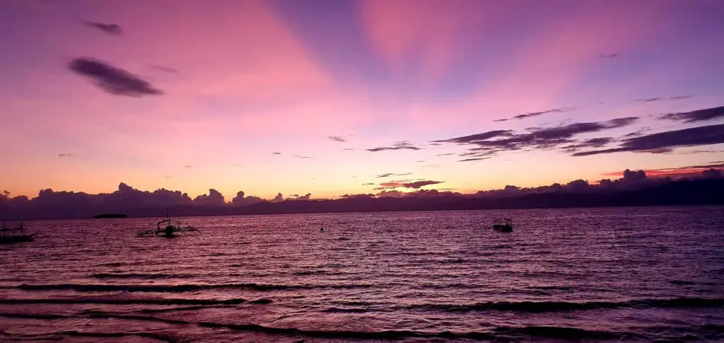 Superbe coucher de soleil sur la plage de Moalboal de l'île de Cébu aux Philippines