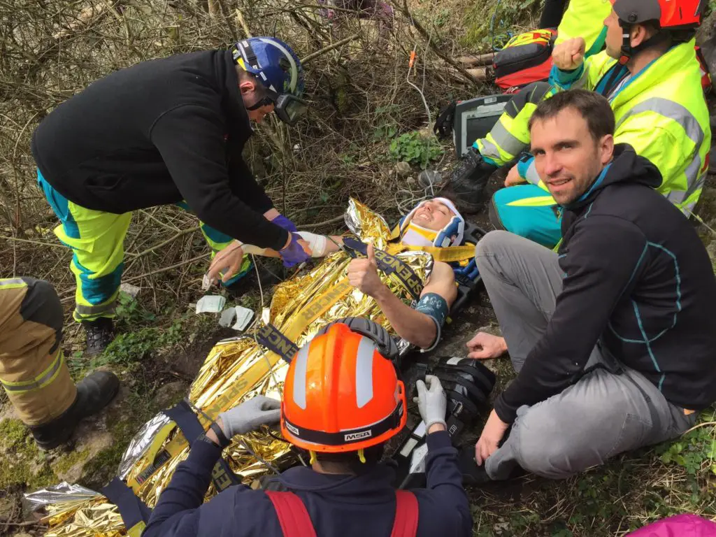 Sur la civière après mon accident d'escalade