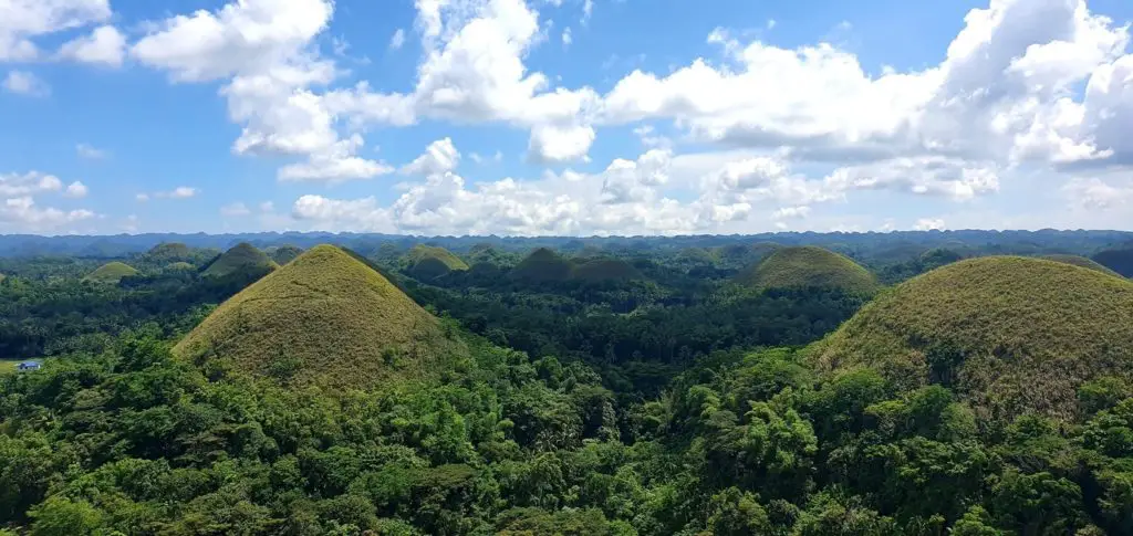 Sur l’île de Bohol, à Carmen visite des fameuses Chocolate Hills aux Philippines