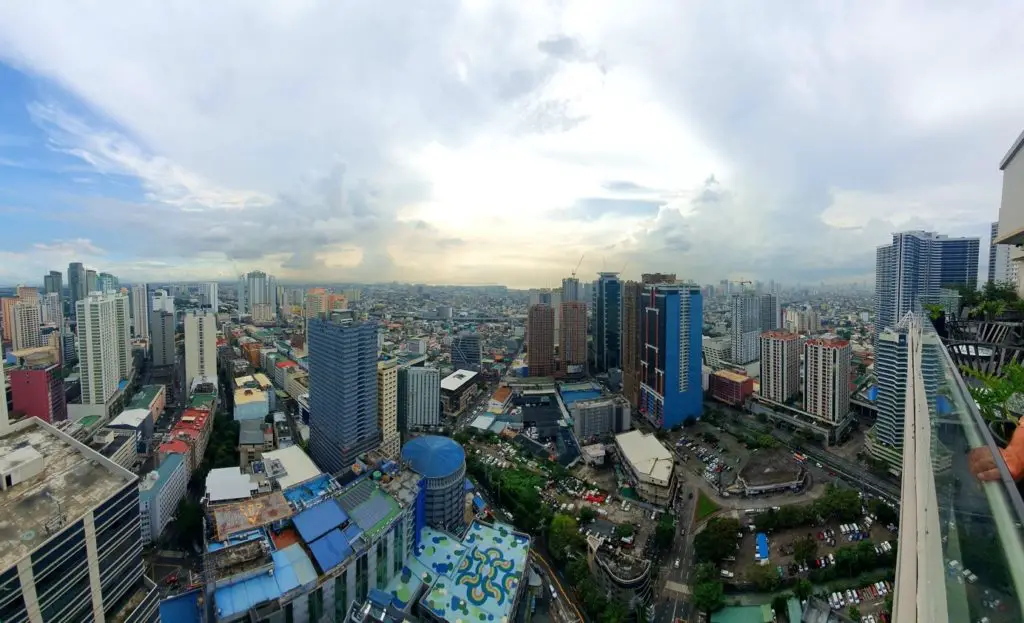 Vu du rooftop «straight up » sur le quartier très aseptisé de Makati à Manille aux Philippines