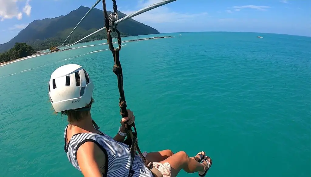 Zipline vue à 360° sur la mer, la montagne et la jungle des Philippines