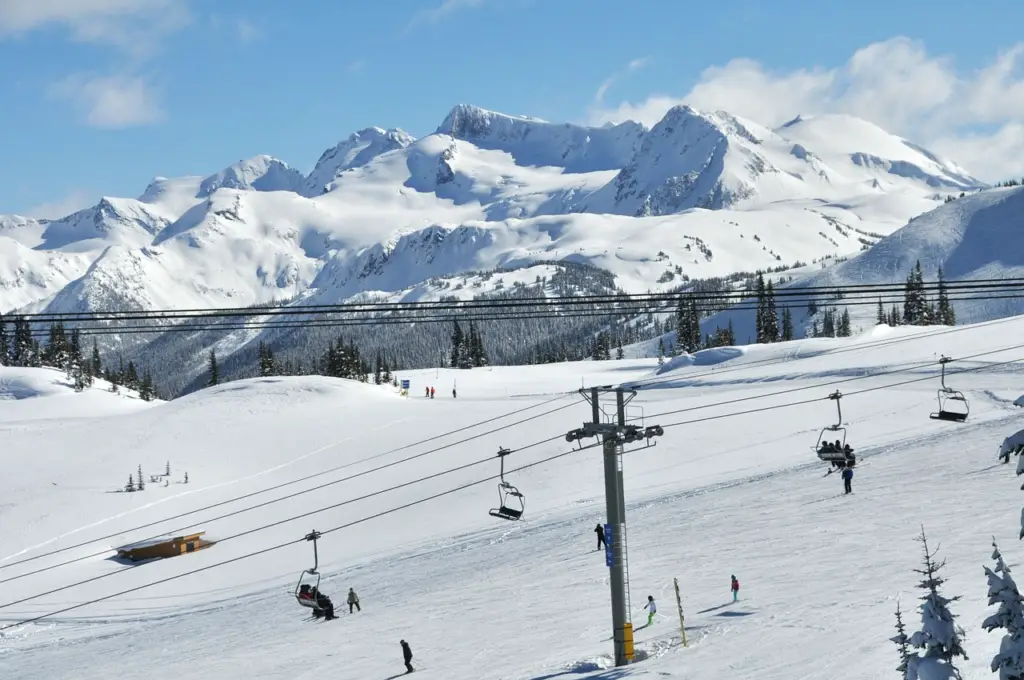 ambiance ski en mai dans les montagnes de la station canadienne Whistler Blackcomb