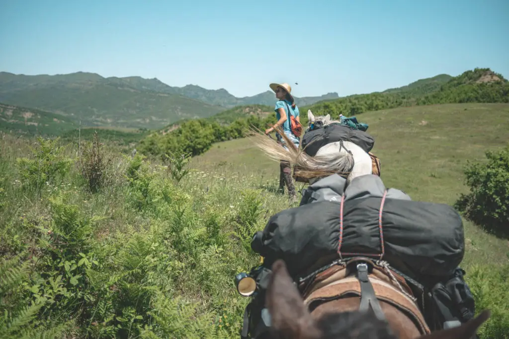 Ashley durant notre treck à cheval en Albanie