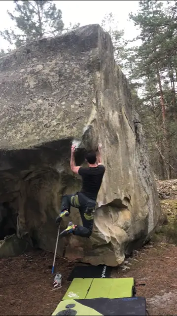 Bloc escalade « Poison d’Avril » 7A+ à Fontainebleau