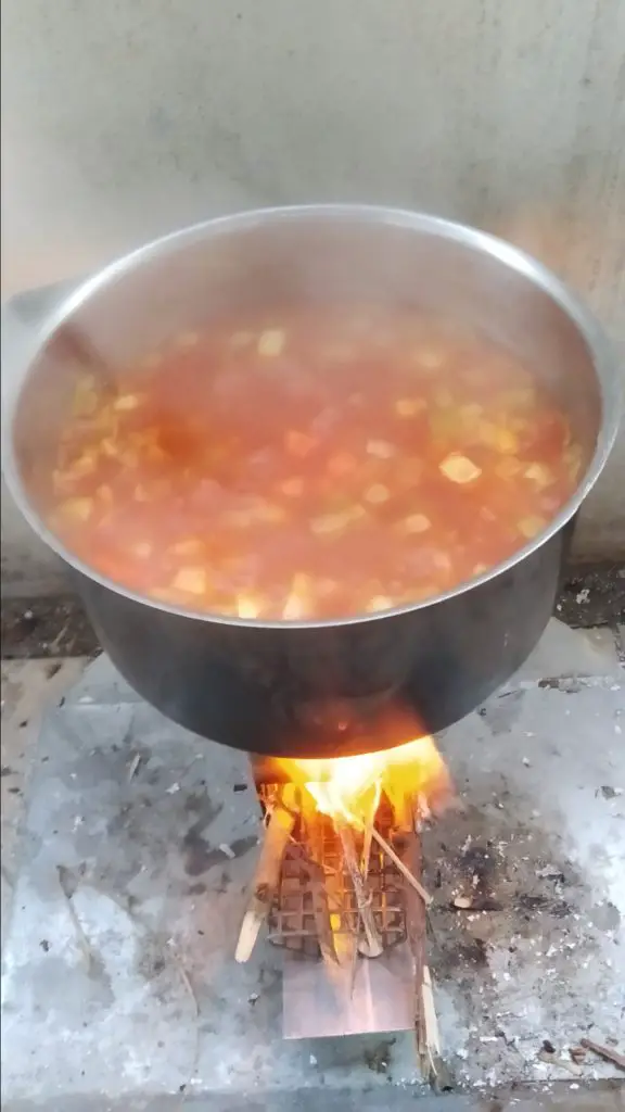 cuisson d'un repas lors d'une randonnée sur un réchaud à bois 