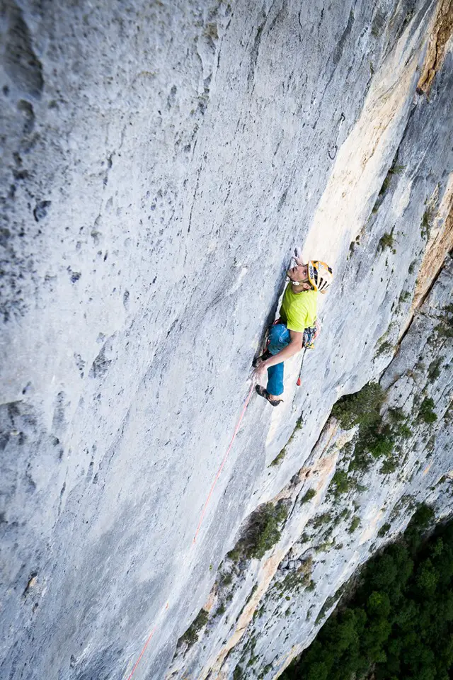 Dans une longueur de la voie d'escalada Badaboum à Presles