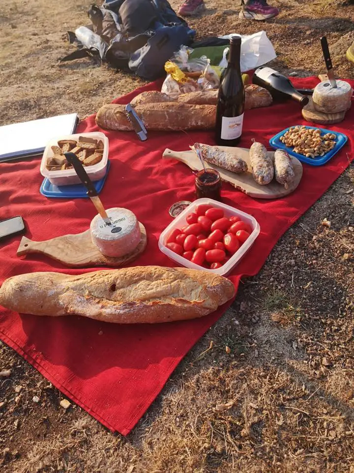 Dégustation Corse en attendant le coucher de soleil sur les montagnes de l'ile de beauté