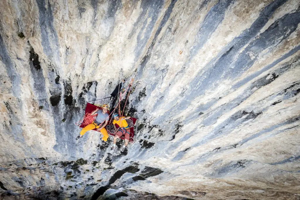 Dormir en portaledge dans une grande voie d'escalade comme ici à Presles