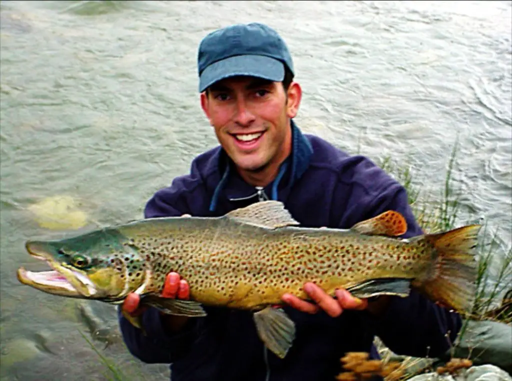 Jean-Michel BRUNET avec une grosse truite lors d'une session pêche à la mouche