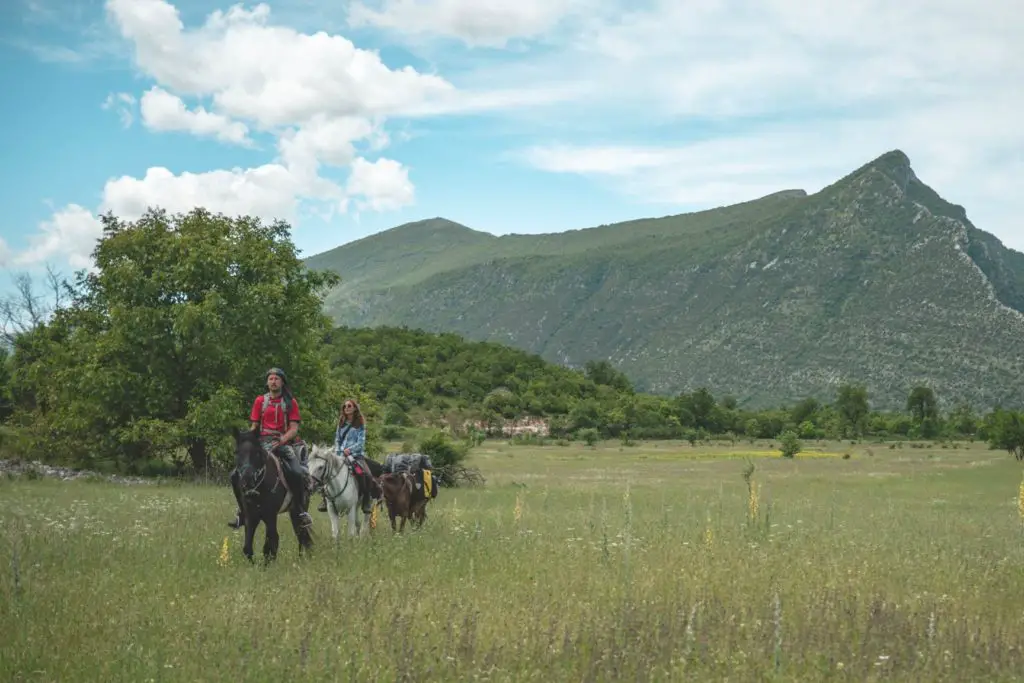 Le troupeau au complet de notre treck en Albanie, Quentin sur Johnny, Ashley sur Griva et Düldül le cheval de bât à l’arrière.