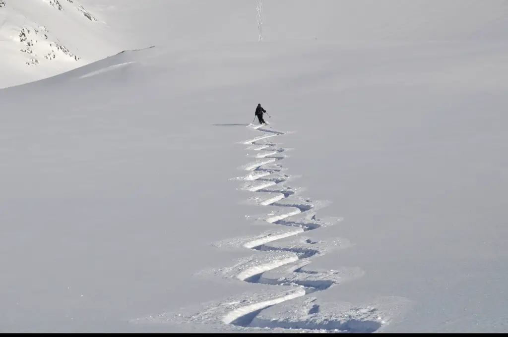 Neige fraiche pour des vacances au ski en mai dans les alpes de lyngen en norvège