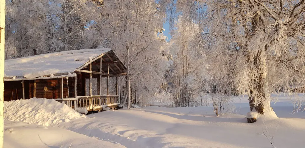 Paysage de neige et de froid au cercle polaire pour tester un réchaud à gaz