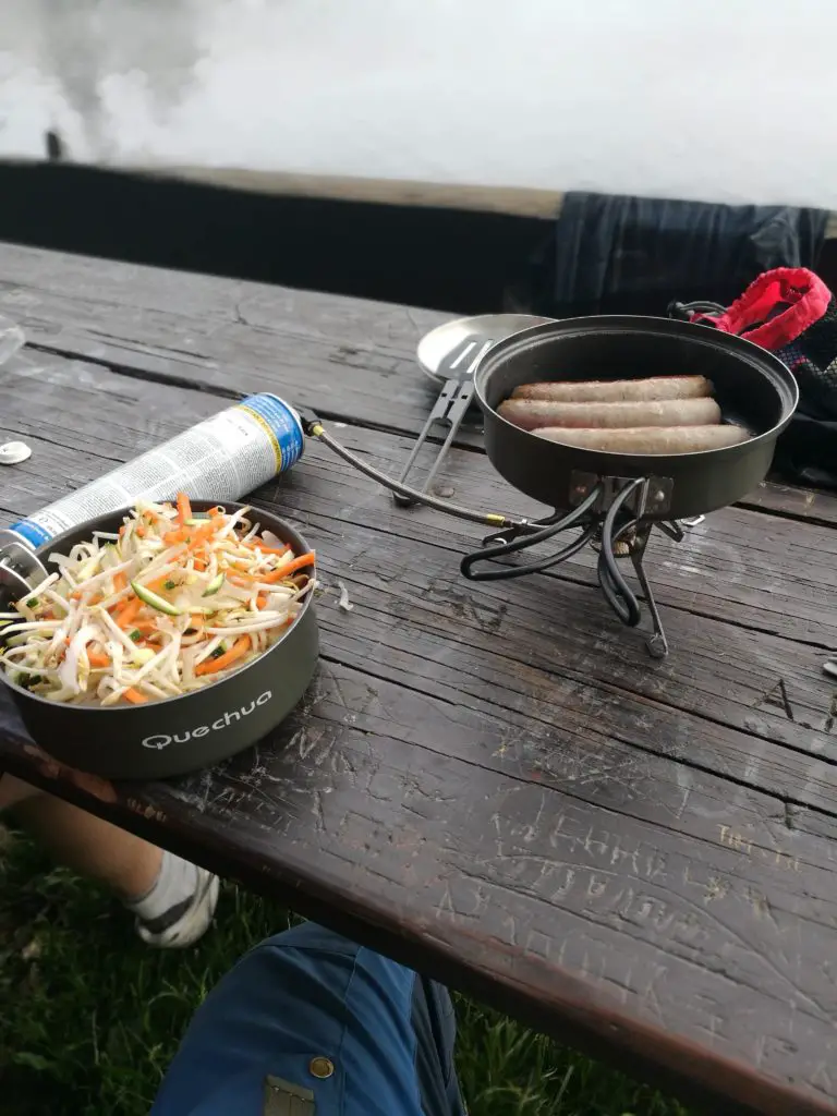 Préparation de repas avec le réchaud MSR Whisperlite universal combo