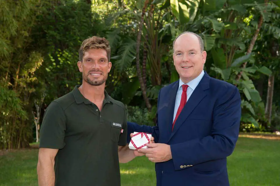 Rémi Camus avec LE PRINCE ALBERT II DE MONACO À LA FIN DU Tour de France à la Nage