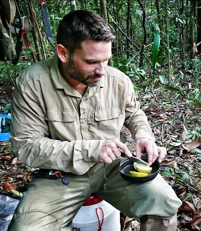 Se nourrir lors d'une expédition en Amazonie