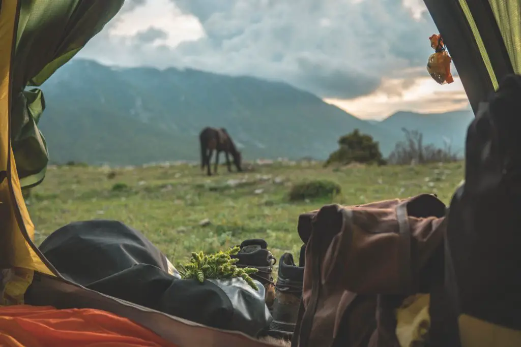 Toujours garder une vue sur les chevaux depuis la tente durant notre traversée de l'Albanie à cheval