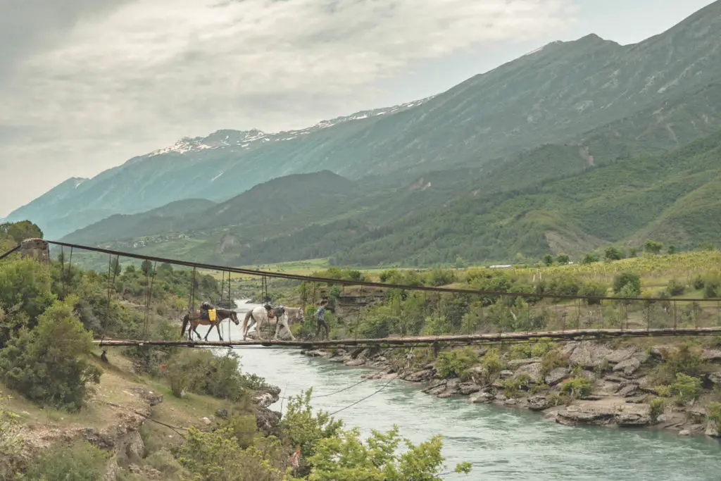 Traversée à cheval d'une rivière en Albanie