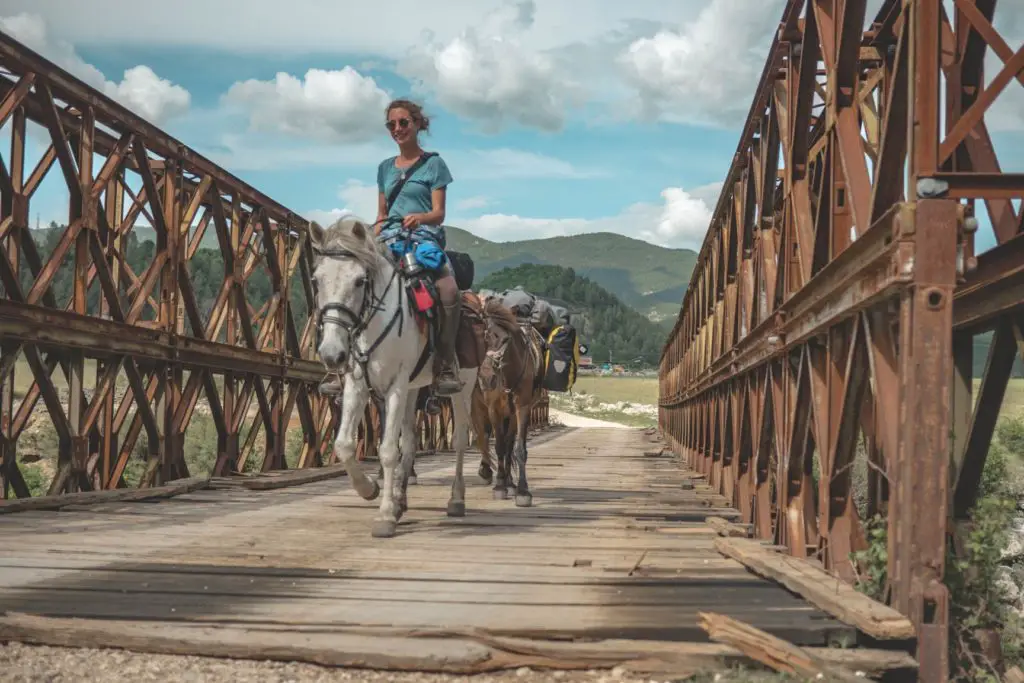 Traversée de la rivière Vjosa en Albanie avec nos chevaux, l’une des dernières rivières sauvages d’Europe !