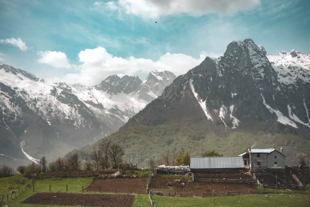 Une bergerie avec vue sur la vallée dans le Parc National de la vallée de Valbona