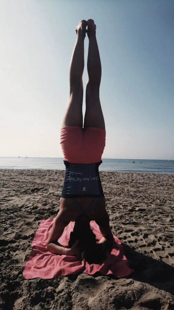 Yoga et méditation sur la plage pour optimiser la récupération