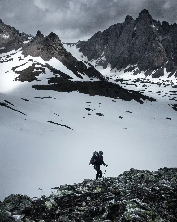 Arrivée au col du Chardonnet tant bien que mal dans la neige et le froid durant notre randonnée hivernale