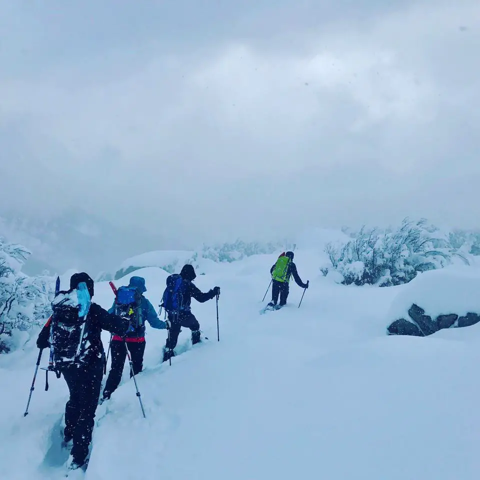 Bien s'équiper pour randonnéer l'hiver en raquette à neige 