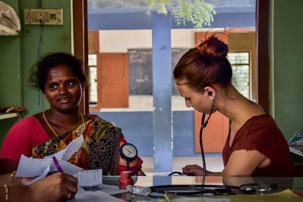 Camille au cours d'une mission médicale en Inde