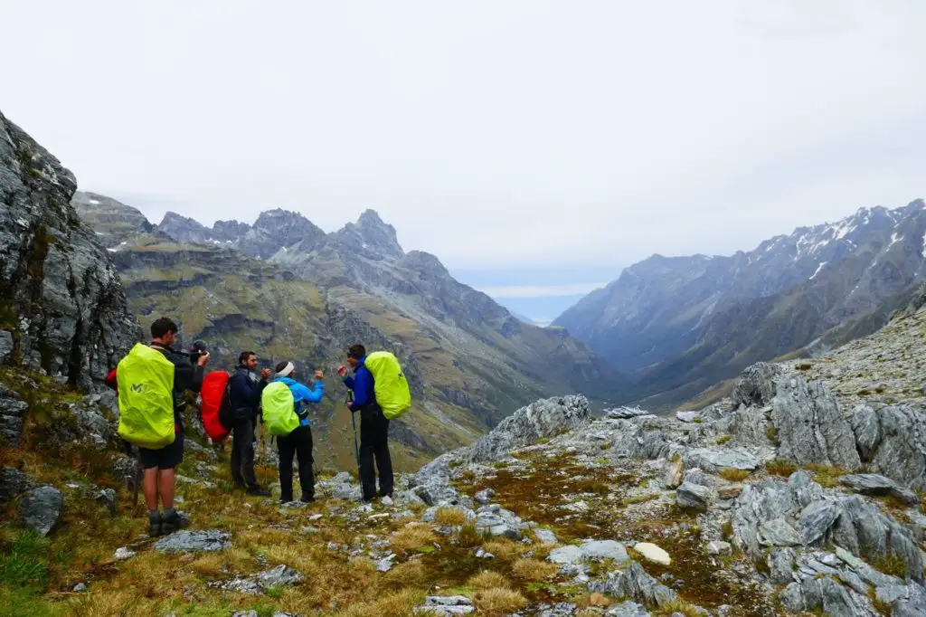 Dernier col de notre randonnée au Fives Passes en Nouvelle-Zélande, maintenant place à une longue descente