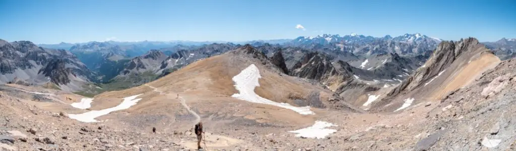 Du sommet du Thabor à gauche la suite de notre itinéraire, à droite la vue sur les Ecrins