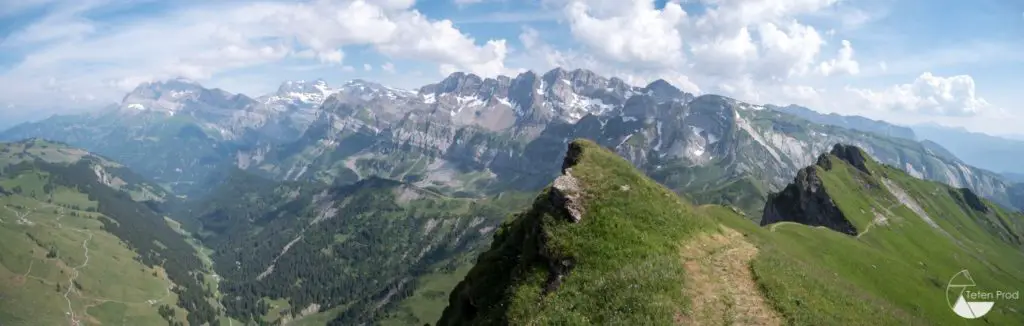 En haut des pistes de ski d’Avoriaz, vue sur la Suisse et les Dents Blanches