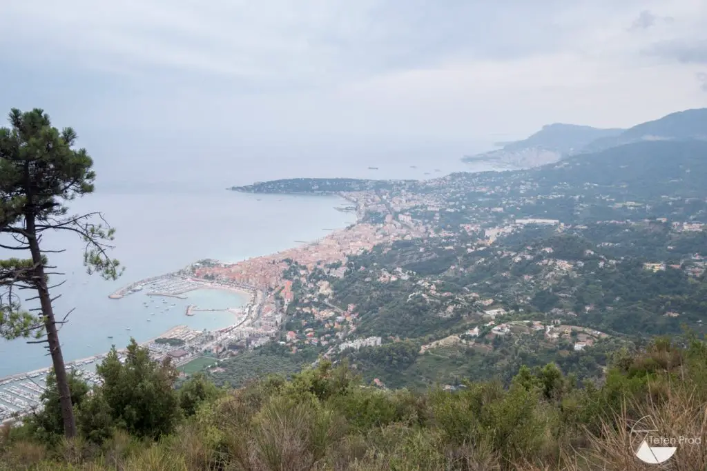 En haut Monaco, en bas Menton la ligne d’arrivée de la grande traversée des alpes