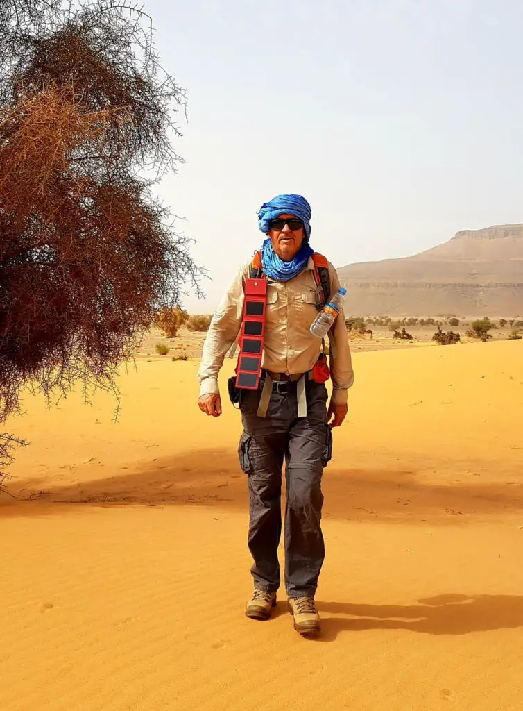 Hervé en randonnée dans le désert Mauritanien rechargeant son téléphone avec le Photon