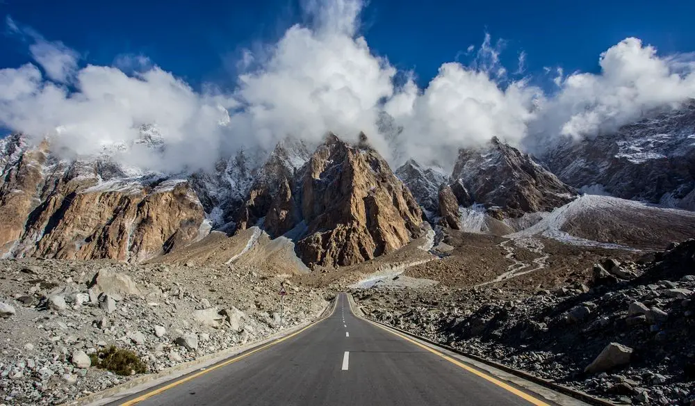 La route rénovée de la KKH entourées de 7000