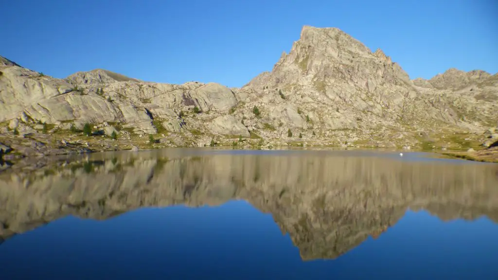 lac au dessus du refuge des Merveilles au petit matin