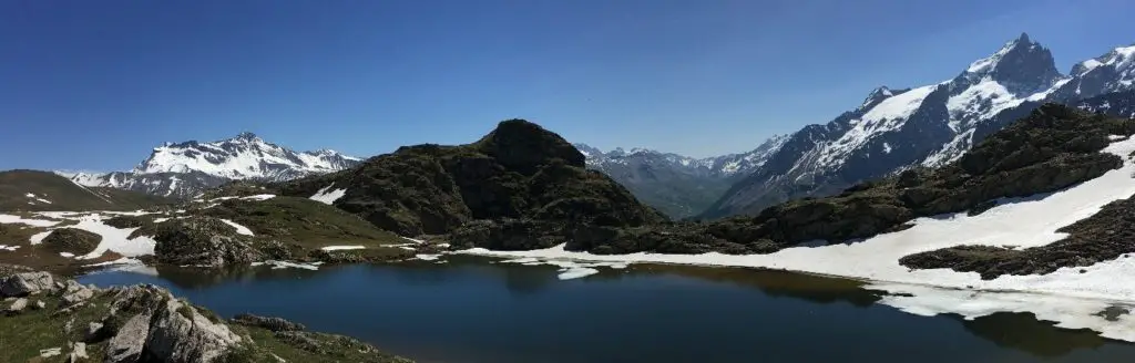 Le plateau d'Emparis, l'un de ses lacs et le genre de vue dont on raffole !!