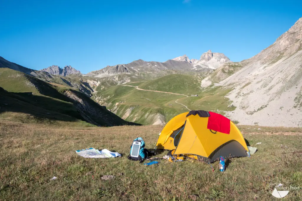 Le sac à dos toujours bien orienté pour optimiser chaque minute de soleil et recharger le panneau solaire