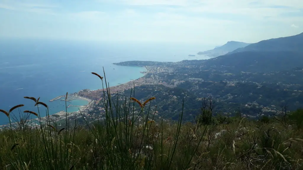 Menton apparait mais nous sommes encore très haut