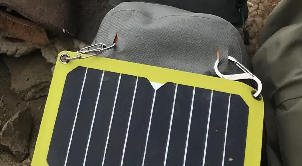 Mousqueton S-Biner pour accrocher panneau solaire avec oeillet sur un sac à dos par exemple