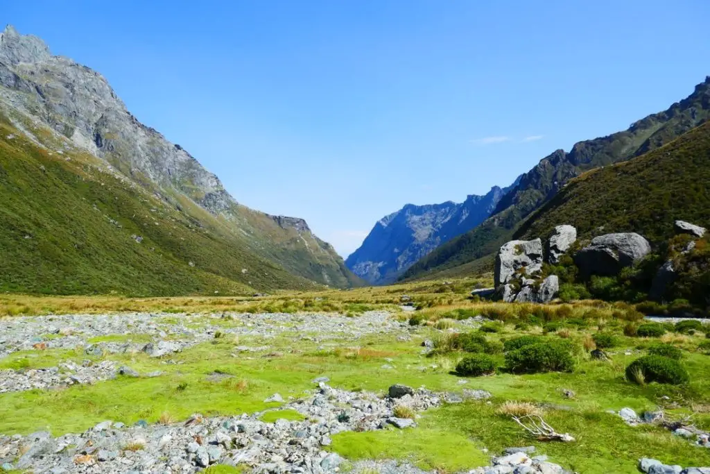 Nous arrivons à Rock Bivouac sous le soleil dans le Mount Aspiring National Park