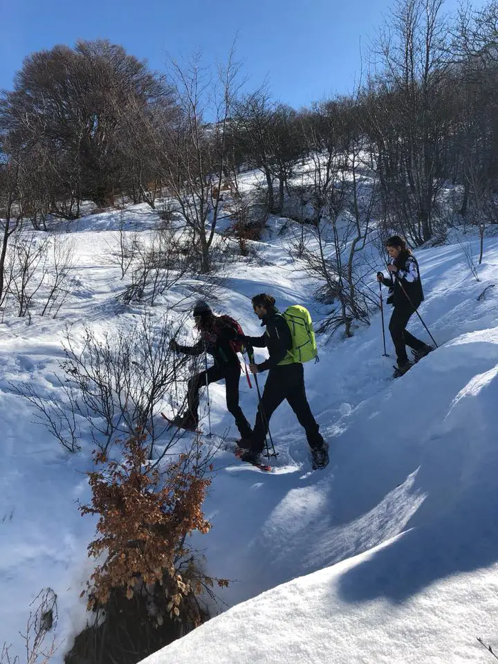 Rando en raquettes à neige en corse avec un Accompagnateur en Montagne