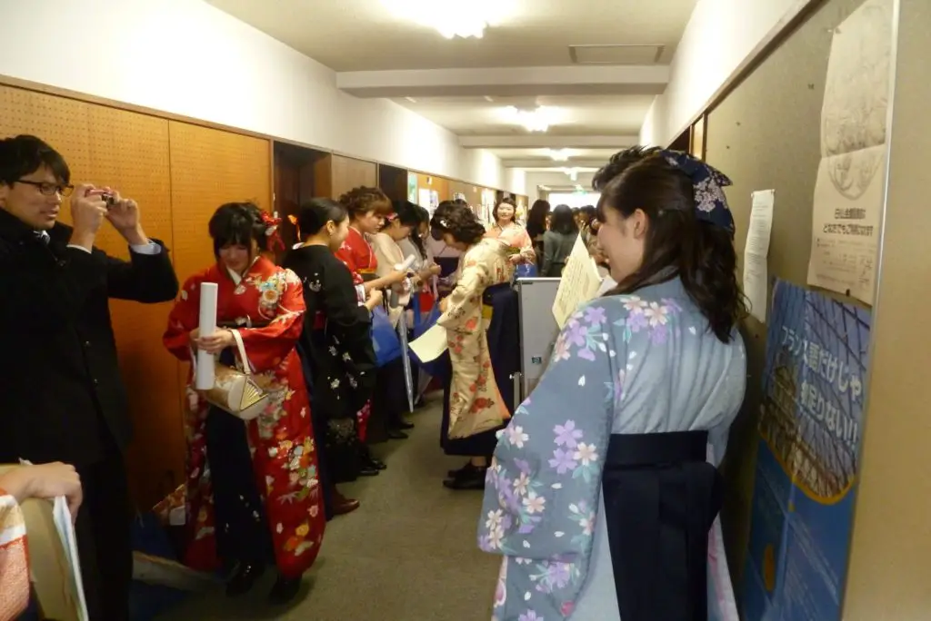 Remise des diplômes au Japon, les étudiantes revêtent leurs jolis kimonos