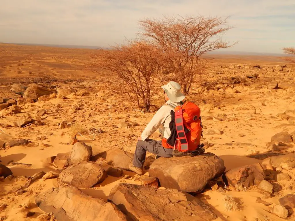 Repos et recharge au soleil dans le désert de Mauritanie du chargeur Photon