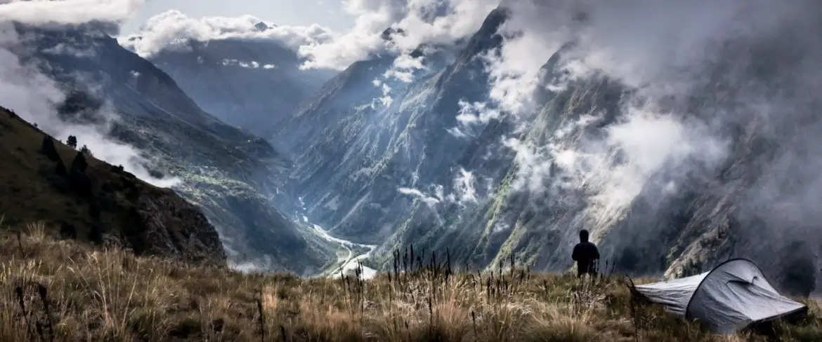 Réveil en bord de falaise avec une vue fantastique sur la vallée du Vénéon Réveil en bord de falaise avec une vue fantastique sur la vallée du Vénéon