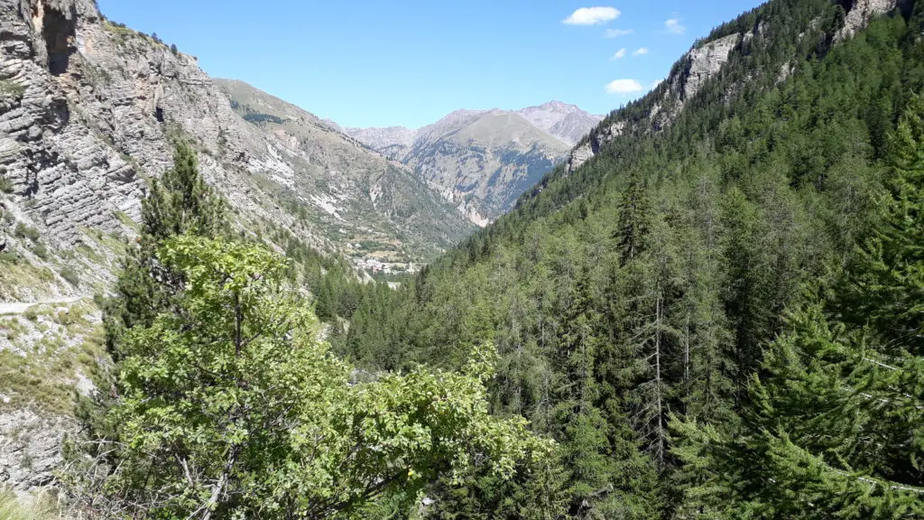 St Dalmas le Selvage dans son écrin de verdure